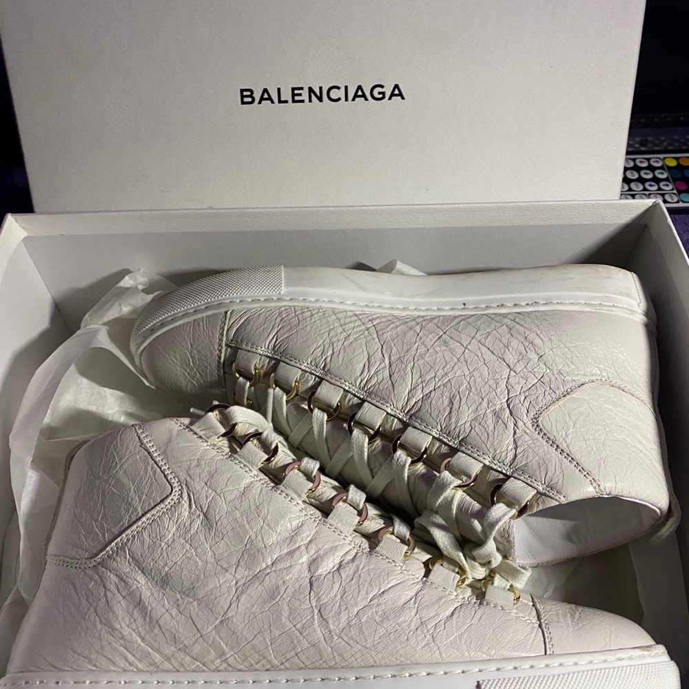 Balenciaga - Picture 3 of 6